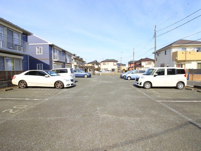 物件外観写真3　(駐車場)
