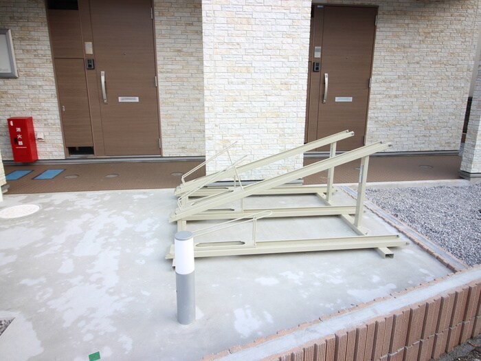 物件外観写真4　(駐輪場)