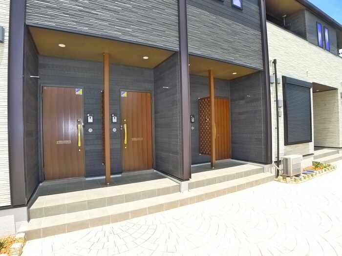 物件外観写真3　(エントランス部分)