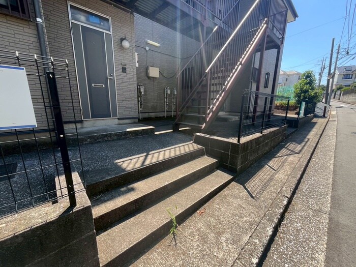 物件外観写真4　(エントランス部分)