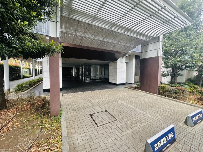 物件外観写真2　(エントランス部分)