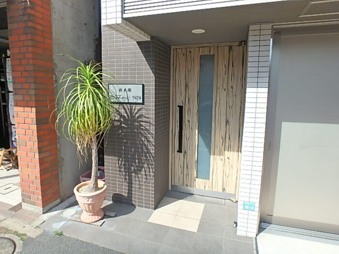 物件外観写真2　(エントランス部分)