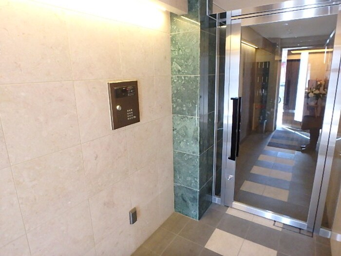 物件外観写真4　(エントランス部分)