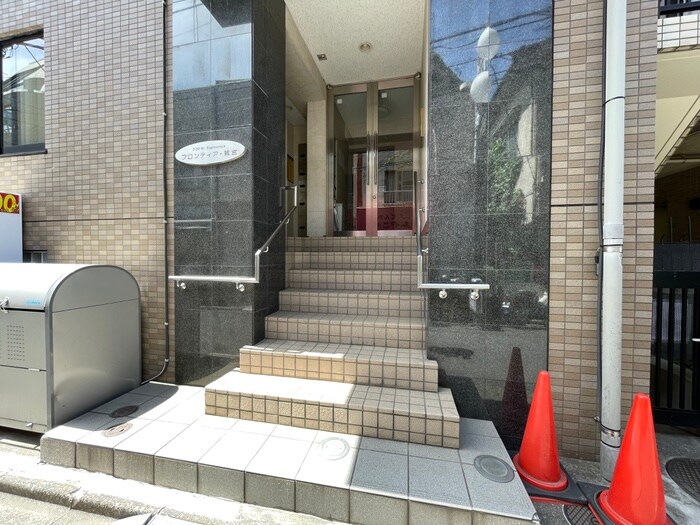 物件外観写真3　(エントランス部分)