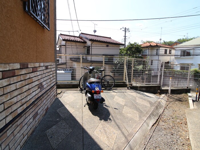 物件外観写真6　(バイク置き場)