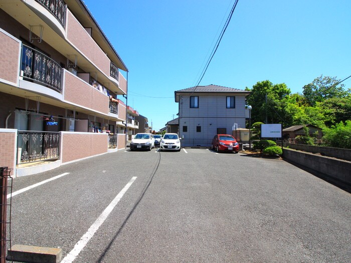 物件外観写真4　(駐車場)