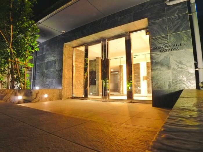 物件外観写真1　(エントランス部分)