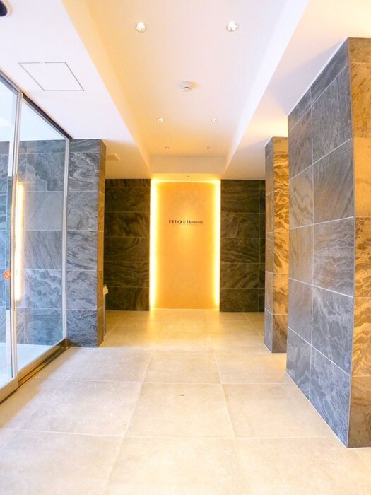 物件外観写真2　(エントランス部分)