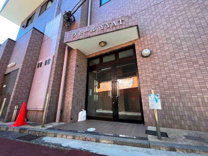 物件外観写真2　(エントランス部分)