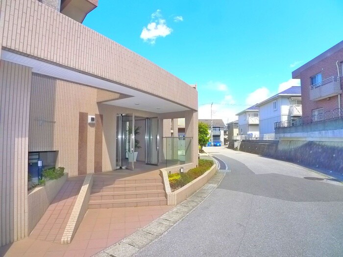 物件外観写真4　(エントランス部分)