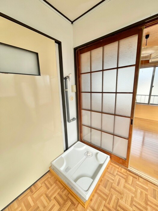 物件内観写真12　(洗濯機置場)