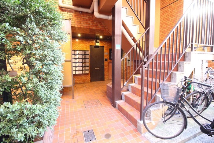 物件外観写真6　(エントランス部分)