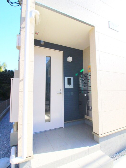 物件外観写真2　(エントランス部分)