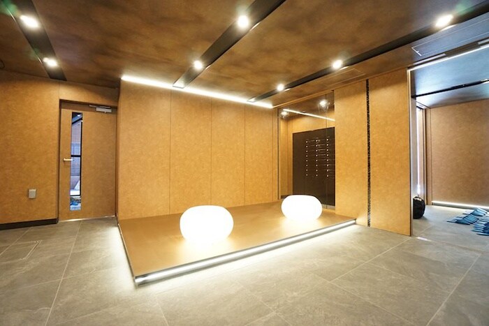 物件外観写真2　(エントランス部分)