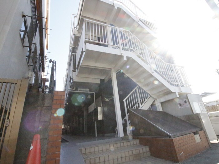 物件外観写真4　(エントランス部分)