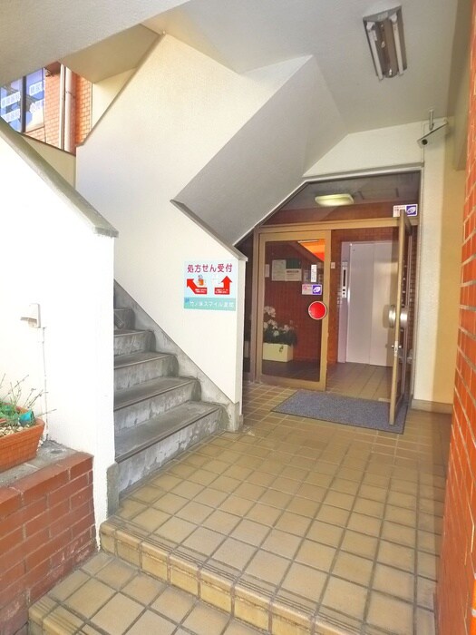 物件外観写真3　(エントランス部分)