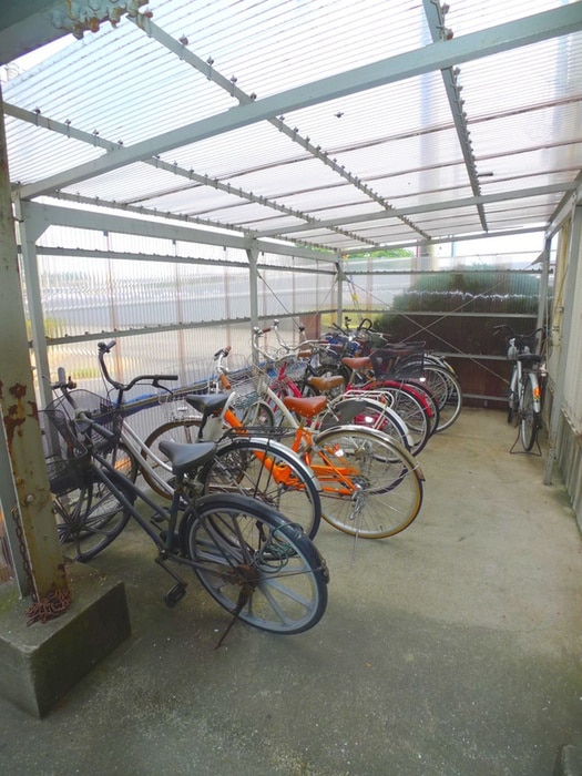 物件外観写真5　(バイク置き場)
