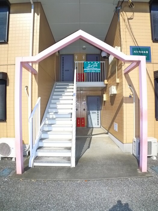 物件外観写真3　(エントランス部分)