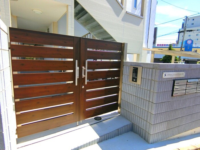 物件外観写真3　(エントランス部分)