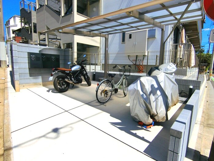 物件外観写真4　(駐輪場)