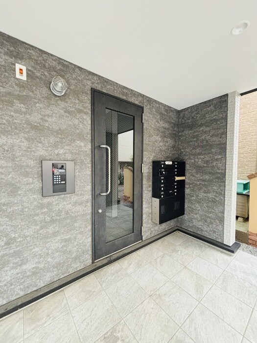 物件外観写真2　(エントランス部分)