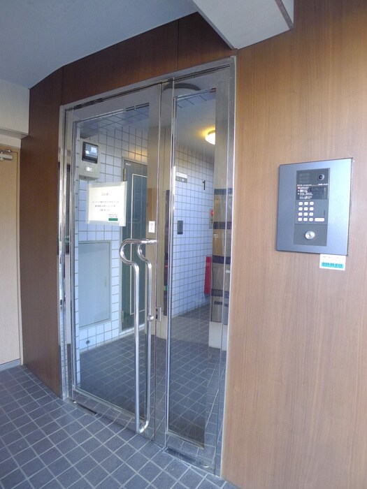 物件外観写真2　(エントランス部分)