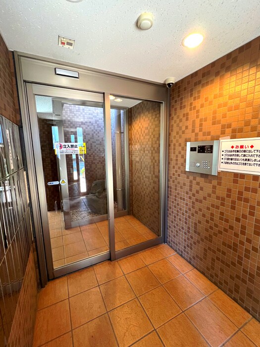 物件外観写真4　(エントランス部分)