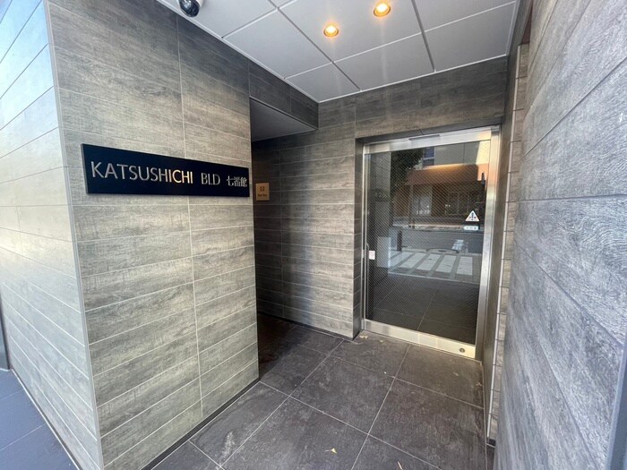 物件外観写真3　(エントランス部分)