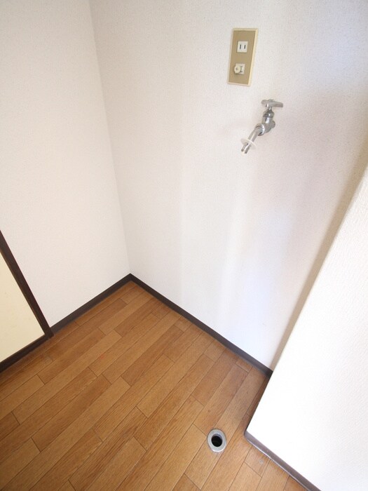 物件内観写真11　(洗濯機置場)
