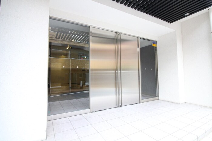 物件外観写真3　(エントランス部分)