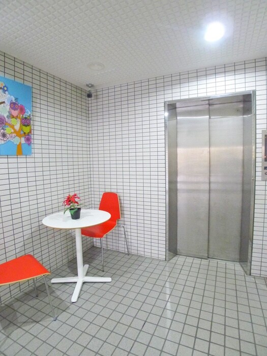 物件外観写真6　(エントランス部分)