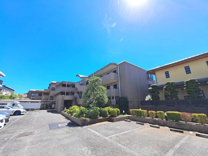 物件外観写真3　(駐車場)