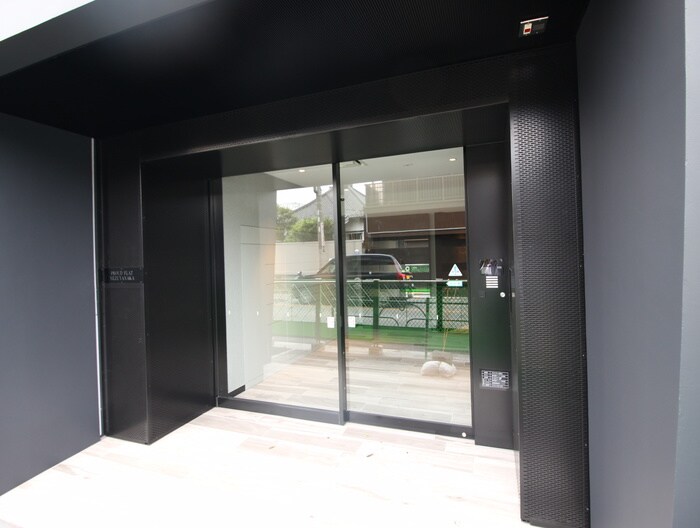 物件外観写真4　(エントランス部分)