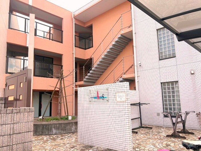 物件外観写真3　(エントランス部分)