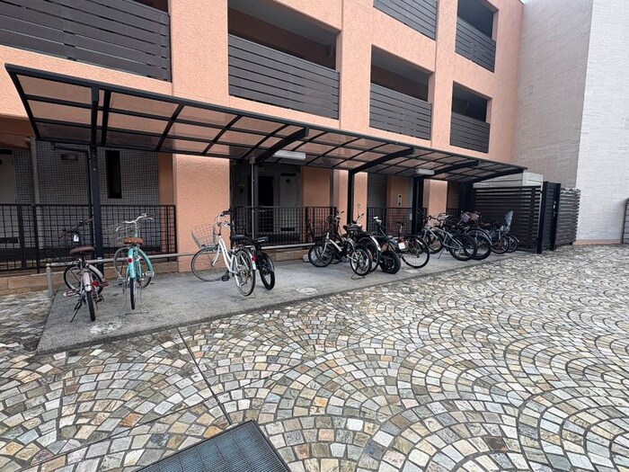 物件外観写真4　(駐輪場)