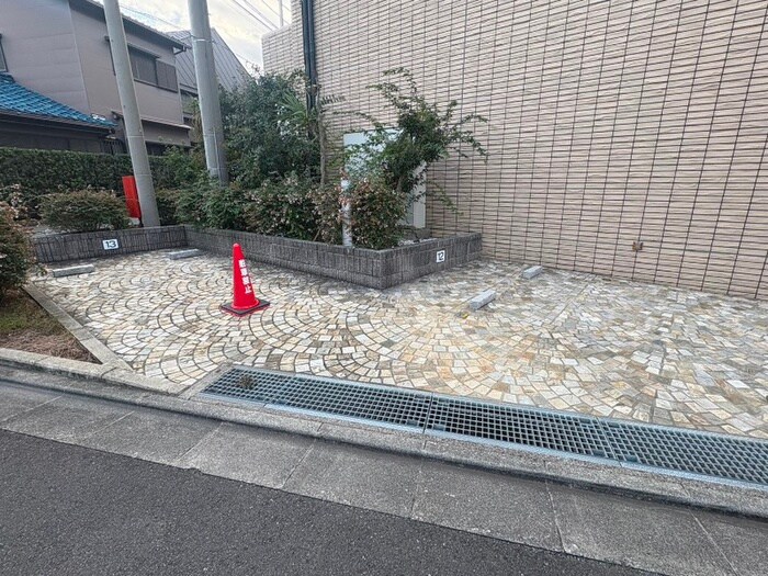 物件外観写真5　(駐車場)