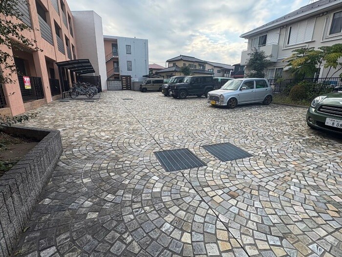 物件外観写真6　(駐車場)