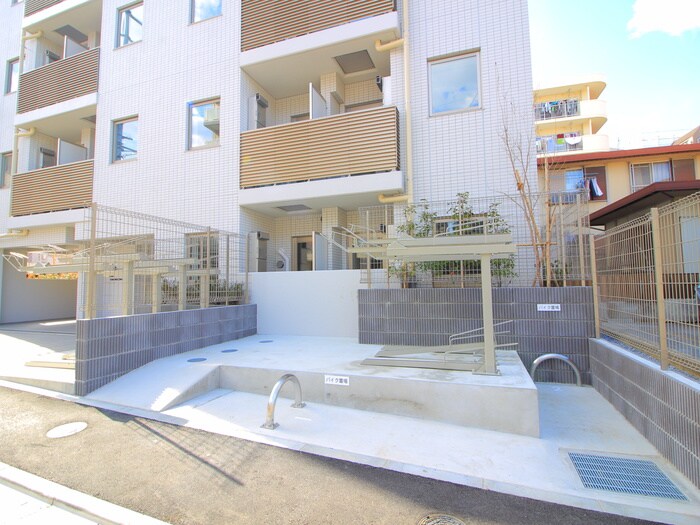 物件外観写真4　(バイク置き場)