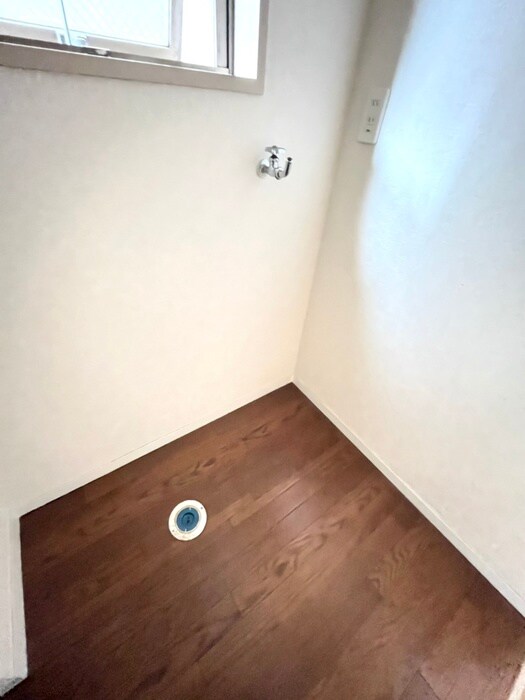 物件内観写真16　(洗濯機置場)