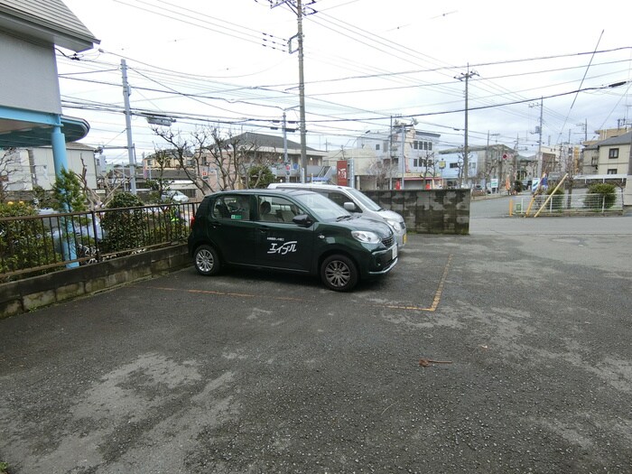物件外観写真3　(駐車場)