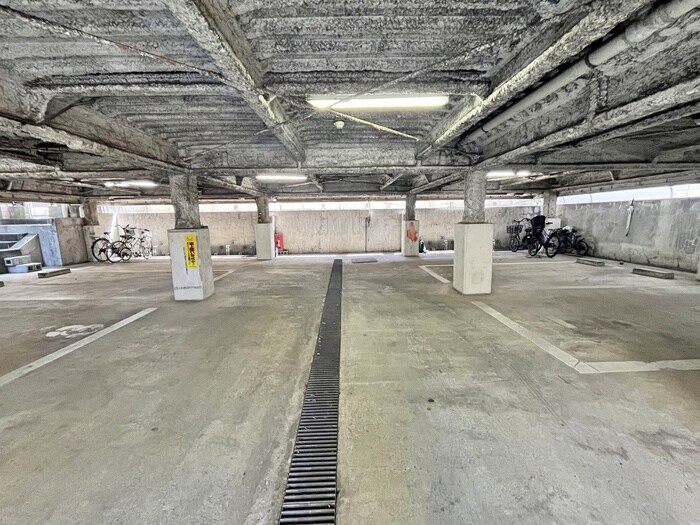 物件外観写真5　(駐車場)