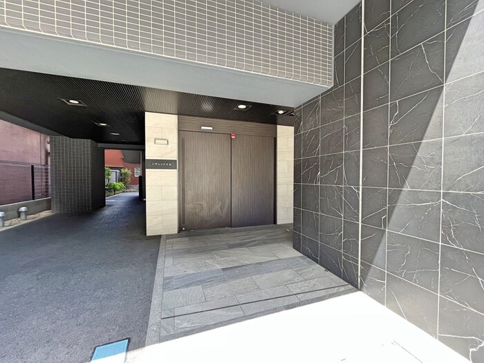 物件外観写真2　(エントランス部分)