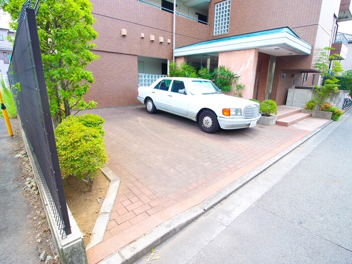 物件外観写真4　(駐車場)