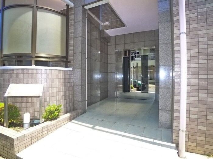 物件外観写真2　(エントランス部分)