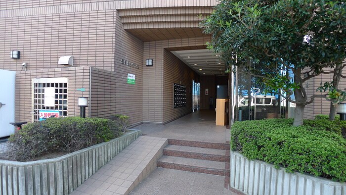 物件外観写真3　(エントランス部分)