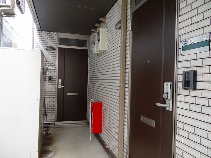 物件外観写真3　(エントランス部分)