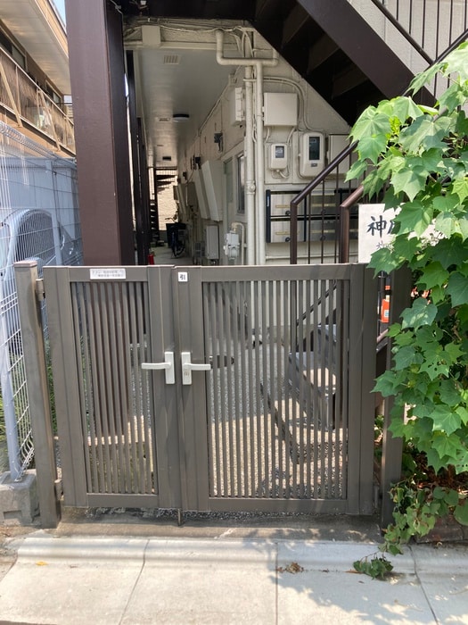 物件外観写真2　(エントランス部分)