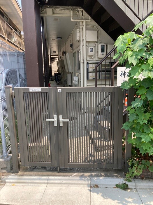 物件外観写真2　(エントランス部分)