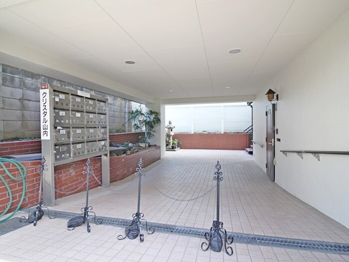 物件外観写真3　(エントランス部分)