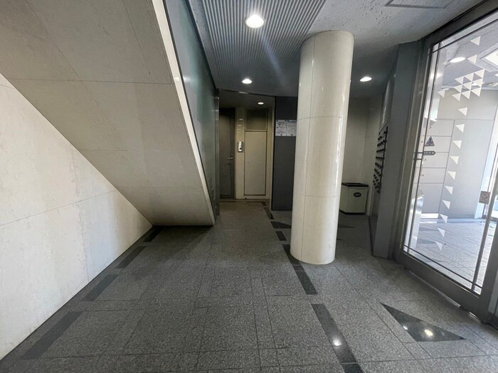 物件外観写真6　(エントランス部分)